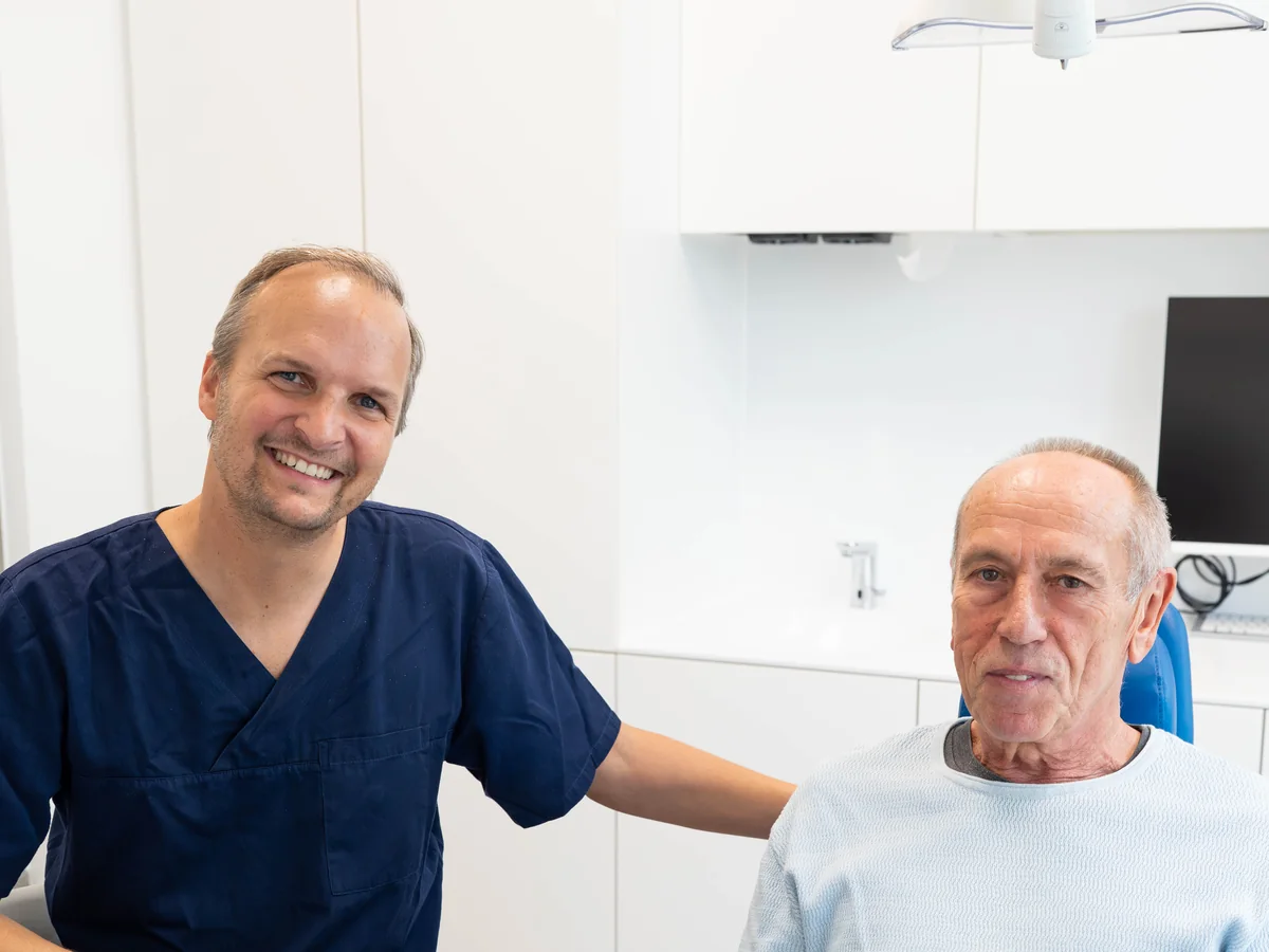 Dr. Michael Hansen mit einem Patienten nach der Behandlung